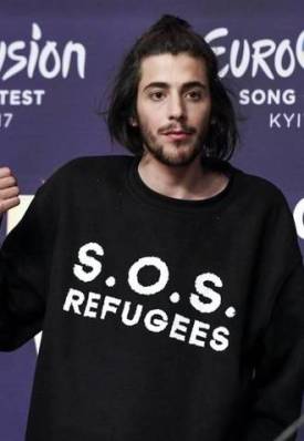salvador-sobral-acude-vestido-con-una-camiseta-en-favor-a-los-refugiados-en-eurovision-2017.jpg